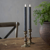 2 db-os fekete színű LED gyertya szett, díszes réz színű gyertyatartóban.